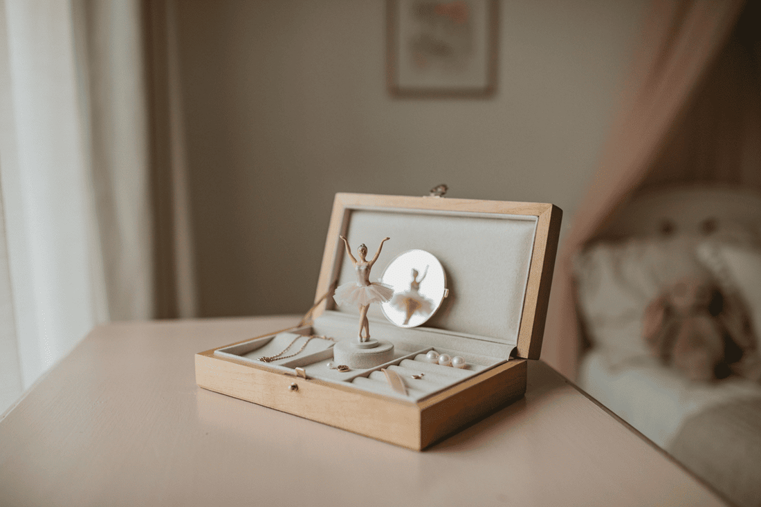 Boite a musique en bois dans une chambre | Vellerys