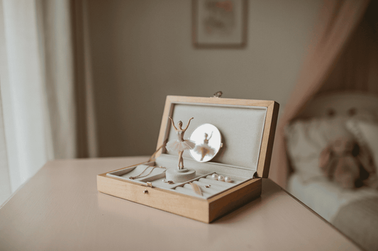 Boite a musique en bois dans une chambre | Vellerys
