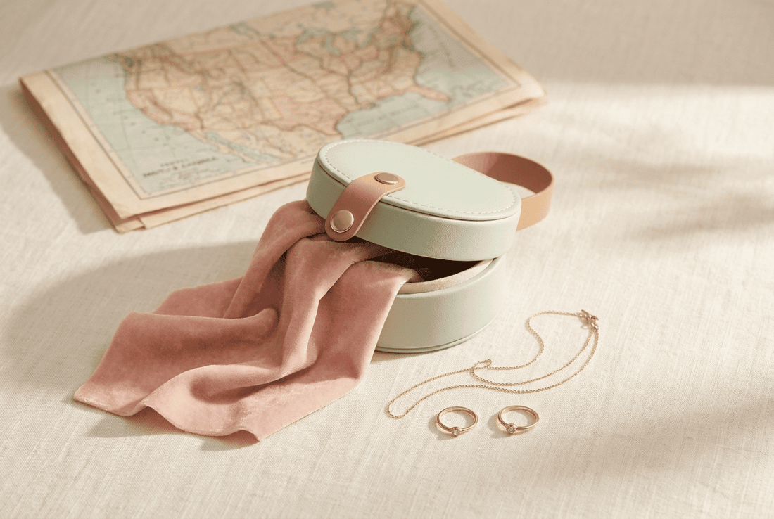 boite a bijoux de voyage sur fond beige | Vellerys