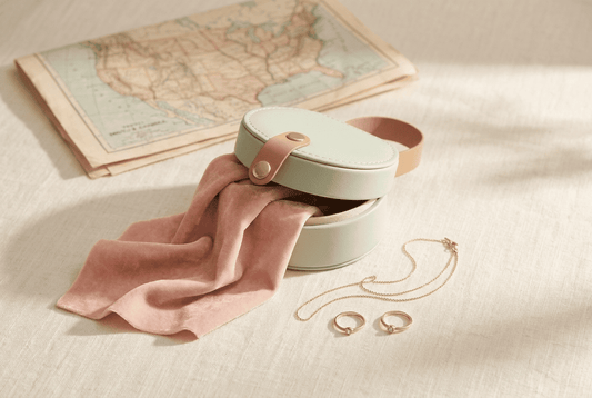 boite a bijoux de voyage sur fond beige | Vellerys