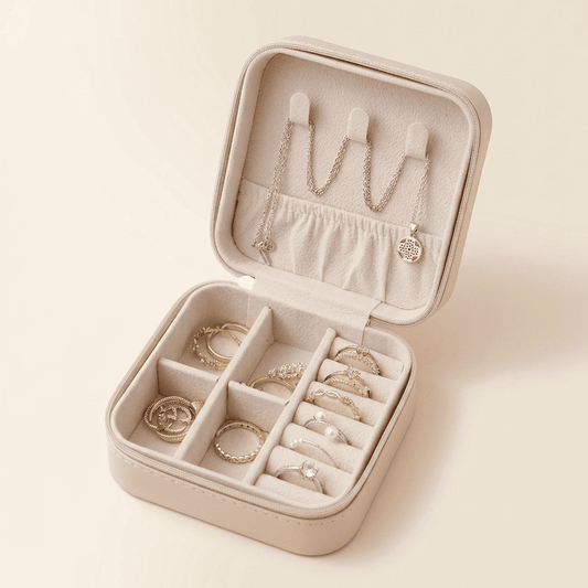 Alénys, mini boîte à bijoux cuir zippée de voyage, avec bijoux à l'intérieur