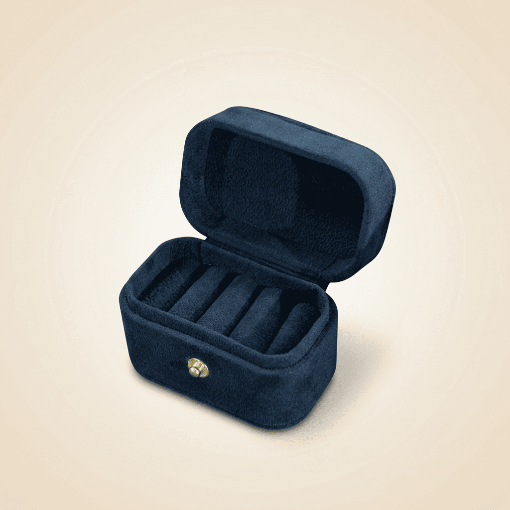 Ambrys, petit écrin à bague en velours de voyage, vue ouverte