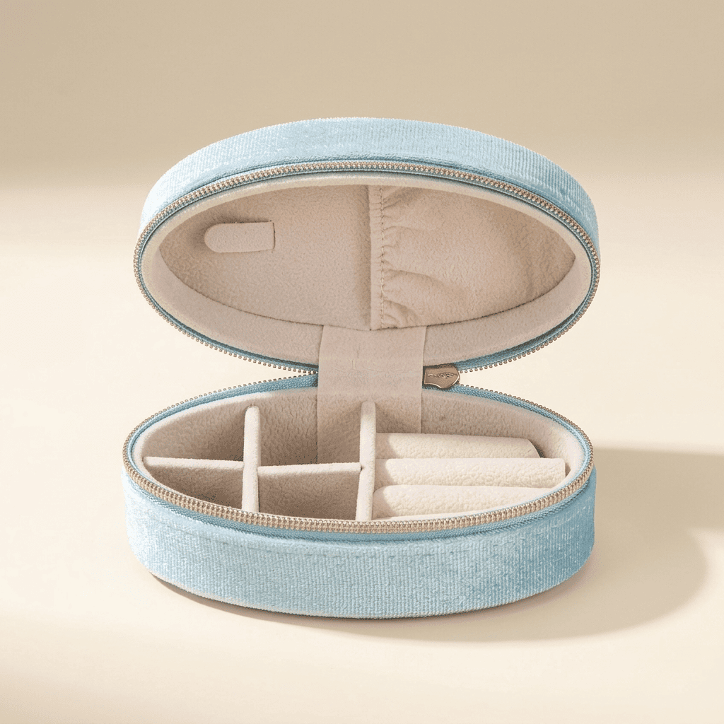 Célestys, mini boîte à bijoux ovale en velours de voyage, coloris bleu ciel