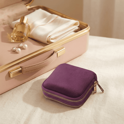 Diamélys, petite pochette à bijoux en velours posée en mise en scène