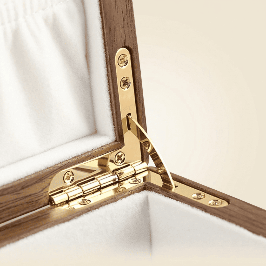 Doucelys, grande boîte à bijoux en bois verrouillable, gros plan sur le fermoir
