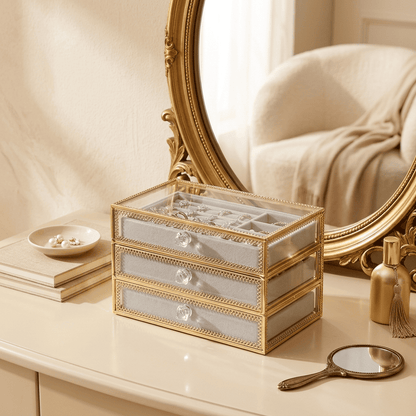 Miralys, coffret à bijoux en verre posé en mise en scène