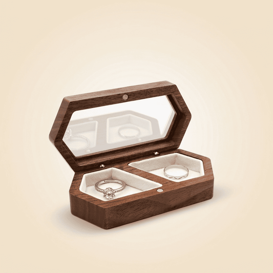 Rosélys, petit écrin à bague en bois de noyer et verre, vue 1