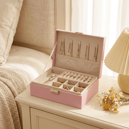 Royélys, boîte à bijoux en cuir posée sur une commode