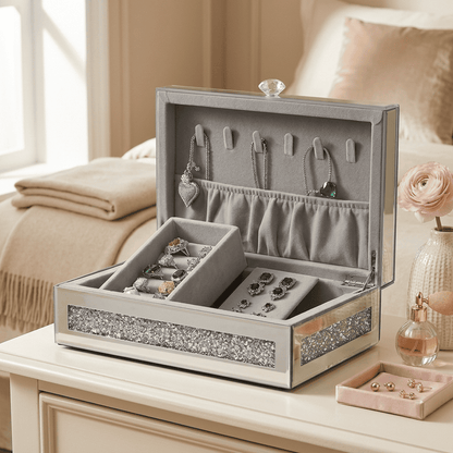 Secrélys, grand coffret à bijoux en verre posé en mise en scène