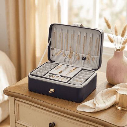 Sérénys, grand coffret à bijoux cuir coloris bleu, vue ouverte, en mise en scène